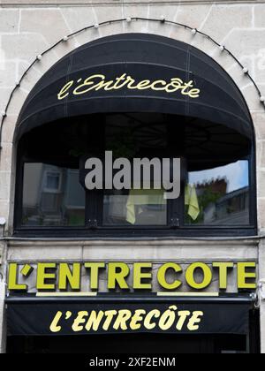 Bordeaux , Francia - 06 11 2024 : catena di marchi del ristorante l'Entrecote logo e cartello di testo sull'ingresso della facciata a parete, costolette di bistecca Foto Stock