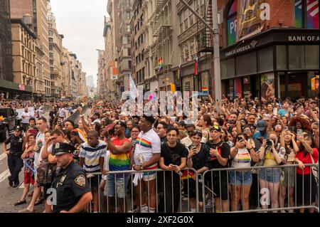 New York, Stati Uniti. 30 giugno 2024. Migliaia di spettatori con bandiere d'orgoglio assistono alla parata annuale del New York City Pride il 30 giugno 2024 a New York. Credito: SOPA Images Limited/Alamy Live News Foto Stock