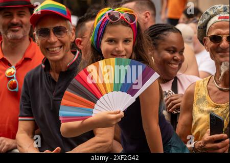 New York, Stati Uniti. 30 giugno 2024. Migliaia di spettatori con bandiere d'orgoglio assistono alla parata annuale del New York City Pride il 30 giugno 2024 a New York. Credito: SOPA Images Limited/Alamy Live News Foto Stock