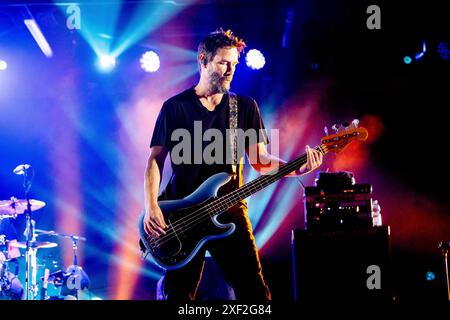 Torino, Italia. 30 giugno 2024. Keanu Reeves di Dogstar si esibisce dal vivo in concerto all'OGR di Torino, il 30 giugno 2024 (foto di Mairo Cinquetti/NurPhoto) crediti: NurPhoto SRL/Alamy Live News Foto Stock