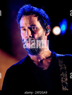 Torino, Italia. 30 giugno 2024. Keanu Reeves di Dogstar si esibisce dal vivo in concerto all'OGR di Torino, il 30 giugno 2024 (foto di Mairo Cinquetti/NurPhoto) crediti: NurPhoto SRL/Alamy Live News Foto Stock