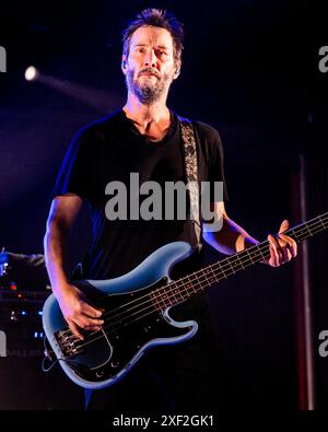 Torino, Italia. 30 giugno 2024. Keanu Reeves di Dogstar si esibisce dal vivo in concerto all'OGR di Torino, il 30 giugno 2024 (foto di Mairo Cinquetti/NurPhoto) crediti: NurPhoto SRL/Alamy Live News Foto Stock