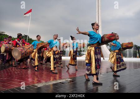 Giacarta, Indonesia - 19 aprile 2015 : apparizioni di varie tribù in Indonesia all'evento del Carnevale della Cultura al TMII, Giacarta - Indonesia Foto Stock