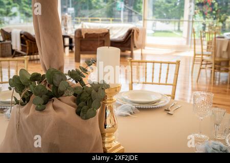 Sala ricevimenti nuziali vuota con candela bianca e candelabro dorato Foto Stock