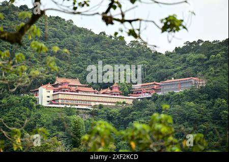 Annidato nella città Dongshan di Yilan presso il lago Meihua, l'architettura maestosa e maestosa del Tempio di Sanching (道教總廟三清宮) riflette l'eleganza classica cinese. Foto Stock