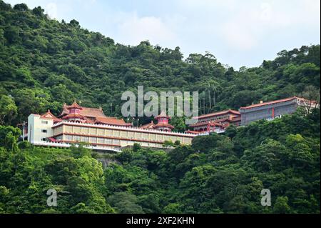 Annidato nella città Dongshan di Yilan presso il lago Meihua, l'architettura maestosa e maestosa del Tempio di Sanching (道教總廟三清宮) riflette l'eleganza classica cinese. Foto Stock