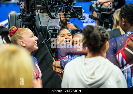 Minneapolis, Minnesota, Stati Uniti. 30 giugno 2024. JORDAN CHILES abbraccia SIMONE BILES durante il quarto giorno dei test di ginnastica della squadra olimpica degli Stati Uniti del 2024 al Target Center di Minneapolis, Minnesota. (Immagine di credito: © Steven Garcia/ZUMA Press Wire) SOLO PER USO EDITORIALE! Non per USO commerciale! Crediti: ZUMA Press, Inc./Alamy Live News Foto Stock