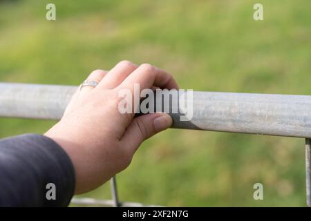 Fattoria caucasica con cancelli metallici ad apertura manuale da donna Foto Stock
