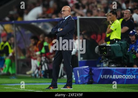 Colonia, Germania. 30 giugno 2024. L'allenatore spagnolo Luis de la Fuente durante la partita di UEFA Euro 2024 tra Spagna e Georgia, turno dei 16, giocata al Rhein energie Stadium il 30 giugno 2024 a Colonia, Germania. (Foto di Bagu Blanco/PRESSINPHOTO) credito: PRESSINPHOTO SPORTS AGENCY/Alamy Live News Foto Stock