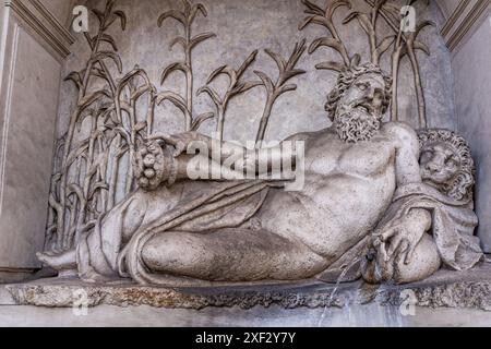 La statua del fiume Arno, insieme di quattro fontane costruite alla fine del XVI secolo dall'architetto Muzio Mattei a Roma Foto Stock