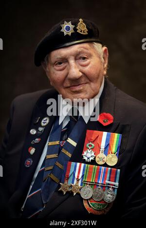 Mervyn Kersh, veterano del D-Day, che ha servito con la 17 Vehicle Company RAOC, partecipa all'evento di lancio del D-Day 80 organizzato dallo Spirit of Normandy Trust, in collaborazione con il British Normandy Memorial, presso l'Union Jack Club di Londra. L'evento è uno dei più grandi raduni britannici di veterani del D-Day e della Normandia per molti anni e riunisce alcuni degli ultimi membri rimasti di quella che è conosciuta come la più grande generazione. Data foto: Venerdì 26 aprile 2024. Foto Stock