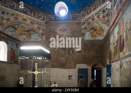 Croce di desiderio in legno lombardo dorato del IX secolo e ciclo di affreschi di Floriano Ferramola del XVI secolo Foto Stock