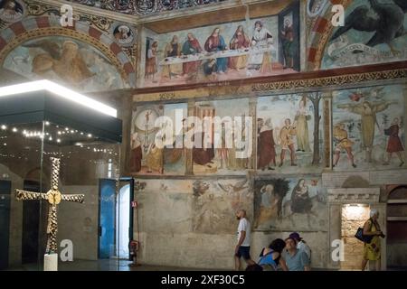 Croce di desiderio in legno lombardo dorato del IX secolo e ciclo di affreschi di Floriano Ferramola del XVI secolo Foto Stock