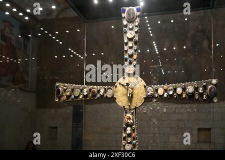 Croce di desiderio in legno lombardo dorato del IX secolo nella sala superiore della chiesa romanica di Santa Maria in S Foto Stock