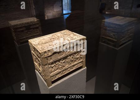 Scatola d'avorio detta Lipsanoteca di Brescia (lipsanotheca di Brescia) del IV secolo nella sala inferiore della chiesa romanica di Santa Maria in Solario (Santa Foto Stock