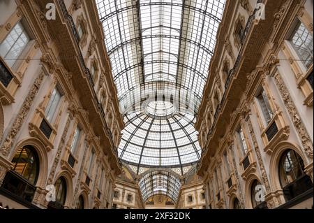 Galleria Vittorio Emanuele II che mostra la sua magnifica architettura con la sua cupola in vetro e ferro a Milano, Italia Foto Stock