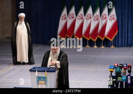 Teheran, Iran. 28 giugno 2024. Il leader supremo iraniano, l'Ayatollah Ali Khamenei, ha votato durante le elezioni presidenziali. Gli iraniani hanno votato venerdì in un'elezione anticipata per sostituire il defunto presidente Ebrahim Raisi, ucciso in un incidente in elicottero il mese scorso. (Foto di Sobhan Farajvan/Pacific Press/Sipa USA) credito: SIPA USA/Alamy Live News Foto Stock