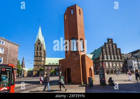 La torre del traffico (Verkehrsturm) nel centro di Brema, conosciuta anche come Kirkeby Tower dal suo creatore, è stata costruita nel 1988 su disegno dell'artista danese di fama mondiale per Kirkeby (1938-2018). Sullo sfondo, la Cattedrale di San Pietro e la sala da concerto Die Glocke, Brema, Germania Foto Stock