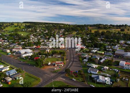 Aerea di Yarraman, Queensland, Australia, dove l'intricata disposizione della città si intreccia con il lussureggiante paesaggio australiano. Foto Stock