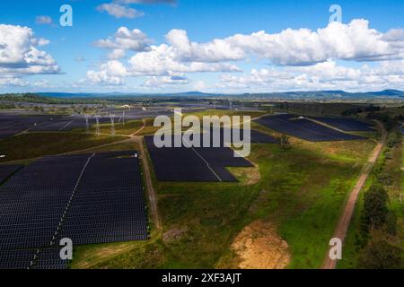 La Woolooga Solar Farm è un impianto di energia solare su larga scala situato nella zona rurale di Woolooga, Queensland, Australia. Foto Stock