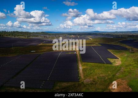 La Woolooga Solar Farm è un impianto di energia solare su larga scala situato nella zona rurale di Woolooga, Queensland, Australia. Foto Stock