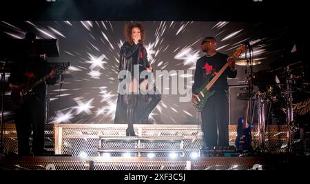 Jess Glynne si esibisce dal vivo sul palco del Wyldes Cornwall Foto Stock