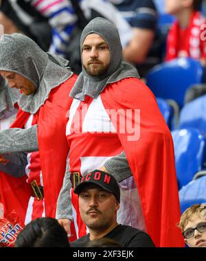 Gelsenkirchen, Germania. 30 giu 2024 - Inghilterra contro Slovacchia - Campionati europei UEFA 2024 - R16 - Gelsenkirchen. Un fan dell'Inghilterra vestito da cavaliere. Foto : Mark Pain / Alamy Live News Foto Stock