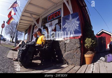 Seduta su un portico. Terrebone, Oregon, Stati Uniti Foto Stock