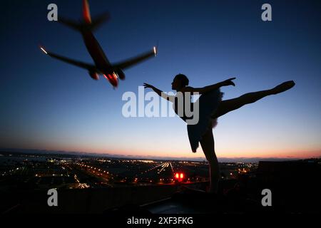 Ballerino di balletto posa vicino all'aereo. Foto Stock