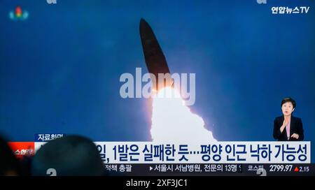 Seoul, Corea del Sud. 1 luglio 2024. Una trasmissione televisiva Yonhapnews di 24 ore alla stazione ferroviaria di Yongsan a Seoul che mostra una trasmissione di notizie con filmati di un pranzo missilistico nordcoreano. La Corea del Nord ha lanciato due missili balistici in direzione nord-est il 1° luglio, ha detto l'esercito sudcoreano, con uno dei lanci che potrebbe fallire e il missile che cade all'interno della Corea del Nord. (Foto di Kim Jae-Hwan/SOPA Images/Sipa USA) credito: SIPA USA/Alamy Live News Foto Stock