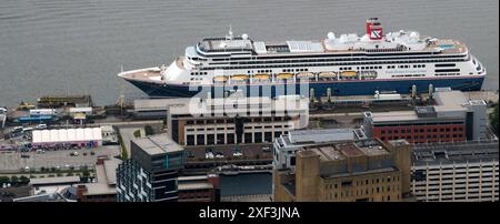 Fred Olsen Cruise Liner "Bollette" ormeggiato sul lungomare di Liverpool, sul fiume Mersey, Inghilterra nord-occidentale, Regno Unito Foto Stock