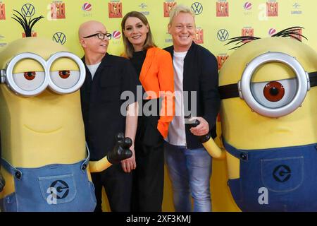 Oliver Rohrbeck, Martina Hill und Jens Knossi Knossalla beim fan-Screening des Animationsfilms Ich - Einfach unverbesserlich 4 / Cinedom Despicable me 4 im. Köln, 30.06.2024 *** Oliver Rohrbeck, Martina Hill e Jens Knossi Knossalla alla proiezione del film d'animazione Ich Einfach unverbesserlich 4 Despicable me 4 al Cinedom Cologne, 30 06 2024 foto:XR.xSchmiegeltx/xFuturexImagex unverbesserlich 4612 Foto Stock