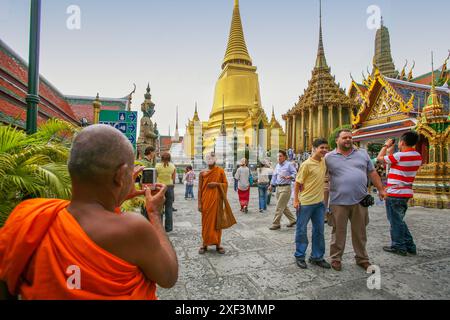 Thailandia, Bangkok. Monk scatta una foto di un altro monaco che visita il tempio Wat Phra Kaew e il Grand Palace. Foto Stock