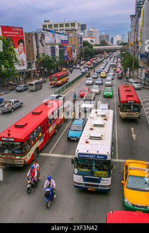 Thailandia, Bangkok. Il traffico intenso con taxi e autobus forma un ingorgo. Foto Stock