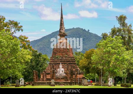 Thailandia - statue di Buddha in un sito patrimonio dell'umanità dell'UNESCO a Sukhotai, nella vecchia capitale del Siam, nel XIII secolo. Foto Stock