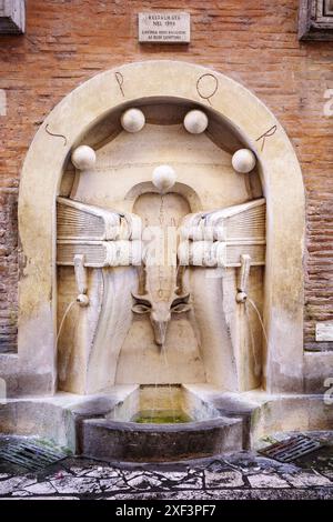 Fontana dei libri, la fontana dei libri, progettata dall'architetto Pietro Lombardi nel 1927, sul lato del Palazzo della Sapienza, dove si trova il palazzo Foto Stock