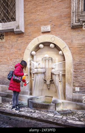 Fontana dei libri, la fontana dei libri, progettata dall'architetto Pietro Lombardi nel 1927, sul lato del Palazzo della Sapienza, dove si trova il palazzo Foto Stock