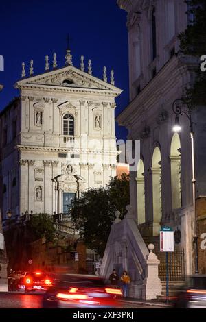 Il diciassettesimo cen. barocco, Chiesa dei Santi Domenico e Sisto in largo Angelicum a Roma, in zona Monti di notte. Roma, Lazio, Italia. Foto Stock