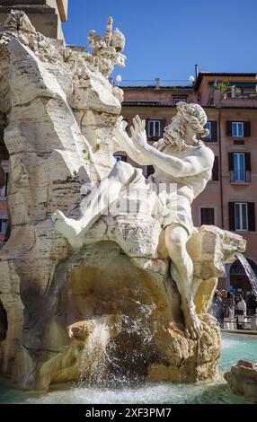 Fontana dei quattro fiumi, progettata da Gian Lorenzo Bernini nel 1651. Dettaglio che mostra l'allegoria del Danubio. Piaz Foto Stock