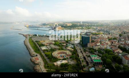 Vista aerea dai quartieri moda di Kadikoy, un grande, popoloso e cosmopolita quartiere nel lato asiatico di Istanbul, Turchia. Foto Stock