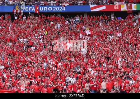 Tifosi della Svizzera durante il turno di UEFA Euro 2024 dei 16 incontri tra Svizzera e Italia allo Stadio Olimpico il 29 giugno 2024 a Berlino, Germania . Foto Stock