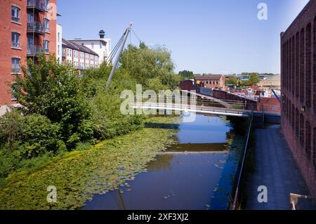 Ponte pedonale sul fiume Foss a York Foto Stock