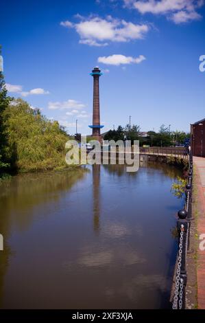 Alto camino industriale a Foss Island sul fiume Foss a York Foto Stock