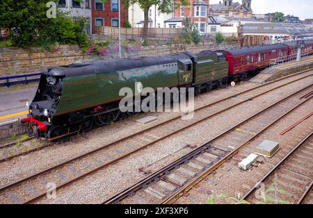 34067 motore a vapore Tangmere nella regione meridionale verde alla stazione di Scarborough Foto Stock