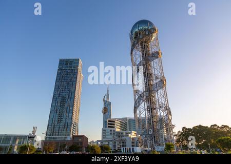 Batumi, Georgia - 12 GIUGNO 2024: L'Alphabetic Tower è una struttura alta 130 metri a Batumi, Georgia. La torre simboleggia l'unicità del Geor Foto Stock