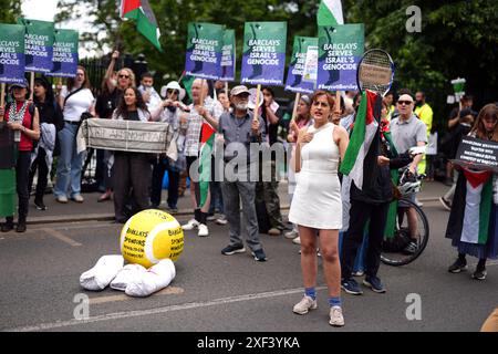 Persone che protestano contro la sponsorizzazione di Barclays per i Campionati di Wimbledon. La protesta, organizzata dalla campagna di solidarietà della Palestina, ha visto circa 100 manifestanti stare fuori dall'ingresso principale della competizione. Data foto: Lunedì 1 luglio 2024. Foto Stock