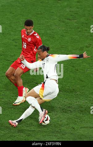 DORTMUND, GERMANIA - GIUGNO 29: Leroy sane della Germania si batte con Alexander Bah della Danimarca durante il round di UEFA EURO 2024 del 16 tra Germania e Danimarca allo stadio di calcio Dortmund il 29 giugno 2024 a Dortmund, Germania.© diebilderwelt / Alamy Stock Foto Stock