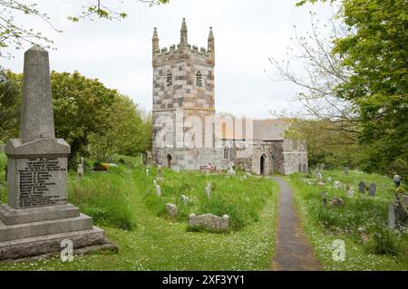 St Wynwallow Church and Churchyard, Church Cove, The Lizard, Cornwall, UK - questa è una delle tante piccole insenature della Cornovaglia che l'hanno resa ideale per lo smug Foto Stock