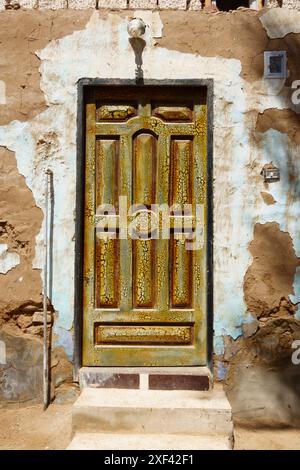 Tempo battuto, vernice incrinata sulla porta nel villaggio nubiano, Assuan, fiume Nilo, Egitto Foto Stock