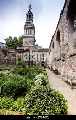 Inghilterra, Londra, St Andrew's Gardens e Church on High Holborn Foto Stock